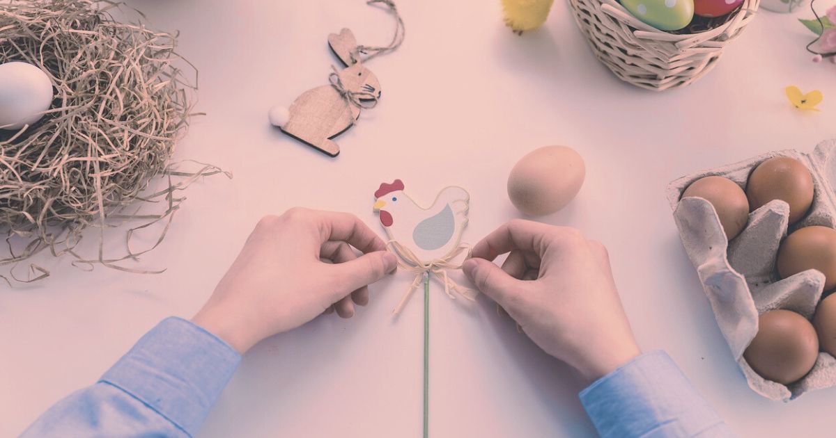 静かな光の中で小物を整える手元の写真。穏やかな作業風景が心の落ち着きを感じさせる。