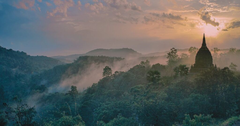 朝霧に包まれた山々が広がる静かな景色。心が落ち着き、未来がやさしく開けていくイメージを表した写真。